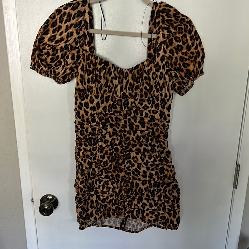 Leopard print. Ruched body con dress. Puff sleeve.